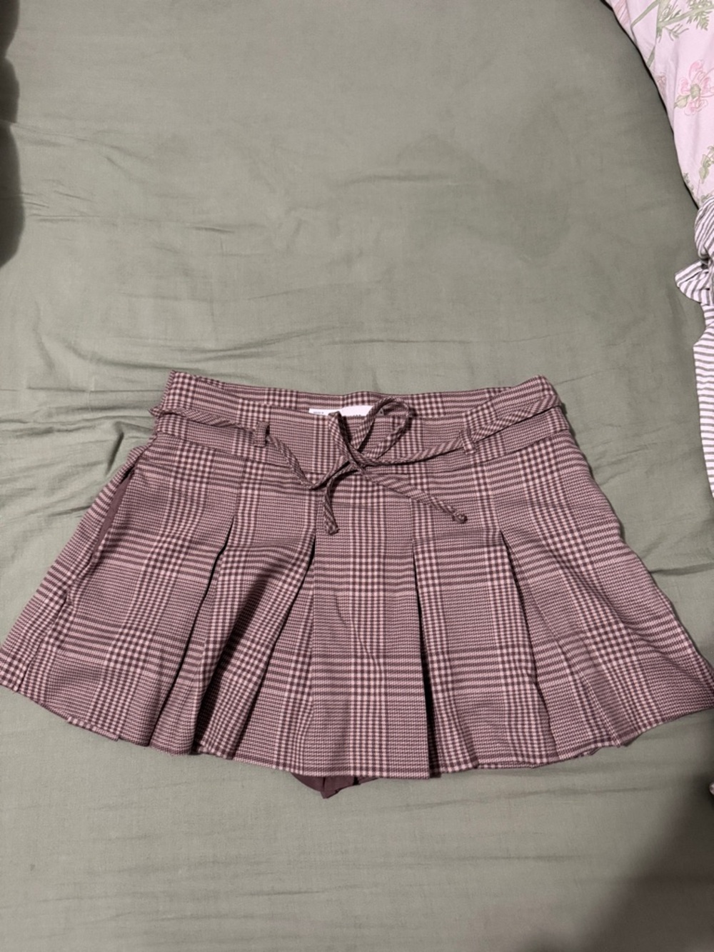 Hollister Mid-Rise Pleated Mini Skort (Brown Plaid)
